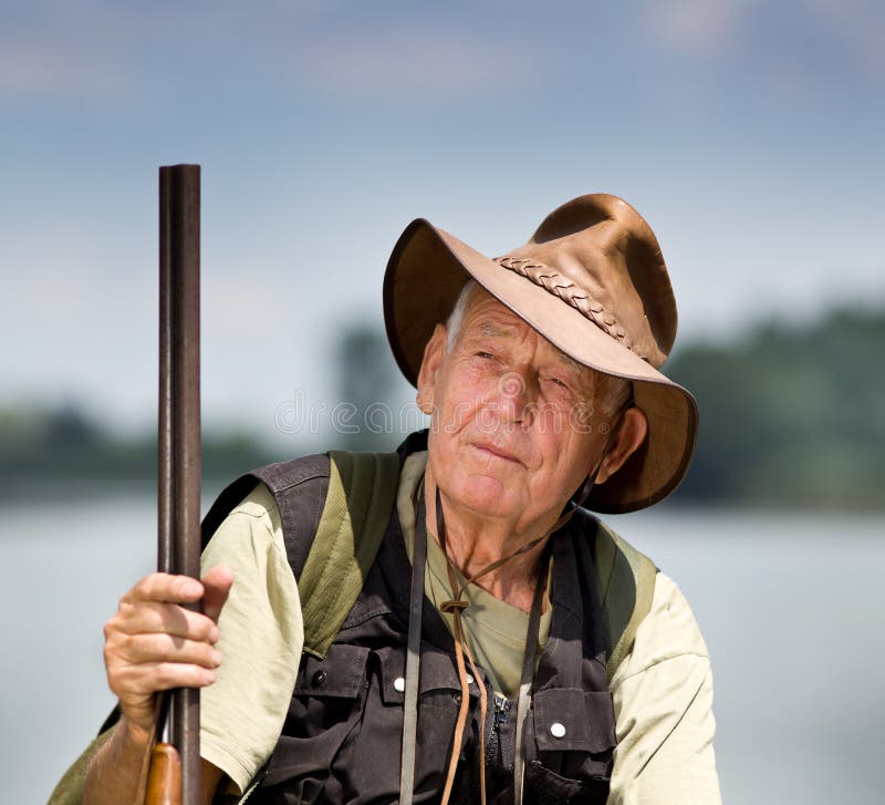 https://thumbs.dreamstime.com/b/hunter-senior-shotgun-sitting-lake-43114223.jpg