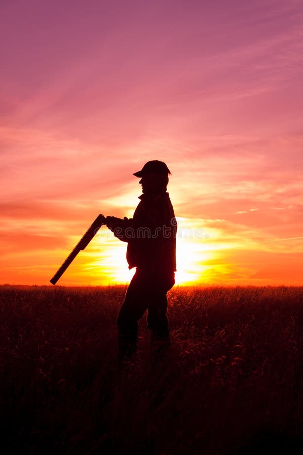 Hunter Silhouetted bij Zonsondergang stock foto's Hunter Silhouetted bij Zonsondergang stock foto's