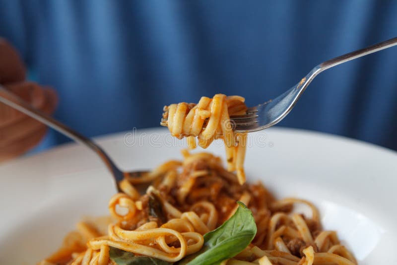 Hur Man äter Pasta Med Bestick Arkivfoto - Bild av recept, kalori: 149555650