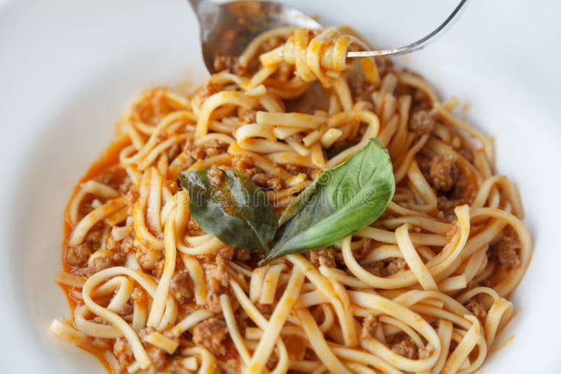 Hur Man äter Pasta Med Bestick Arkivfoto - Bild av recept, kalori: 149555650