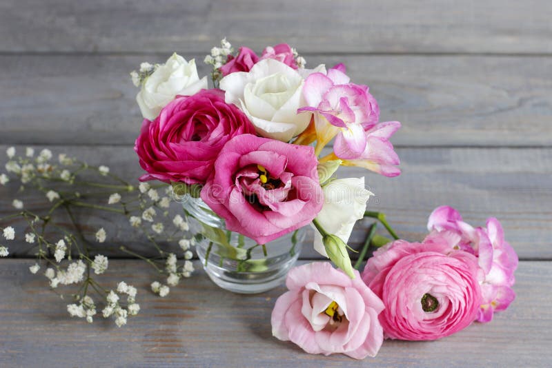 Hur man gör den härliga mycket lilla buketten av ranunculus- och eustomaflo fotografering för bildbyråer Hur man gör den härliga mycket lilla buketten av ranunculus- och eustomaflo fotografering för bildbyråer