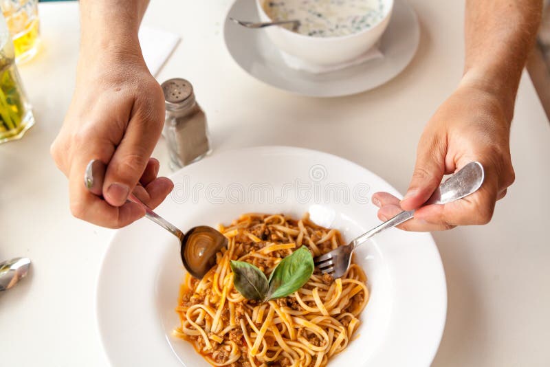 Hur Man äter Pasta Med Bestick Fotografering för Bildbyråer - Bild av  kokkonst, runt: 149555661