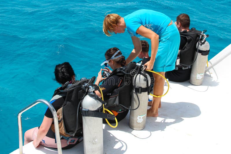 HURGHADA, ΑΙΓΥΠΤΟΣ - 30 Απριλίου 2015: Το λεωφορείο κατάδυσης γυναικών δίνει τις οδηγίες στους αρχαρίους πρίν βουτά από τη βάρκα, στοκ εικόνες HURGHADA, ΑΙΓΥΠΤΟΣ - 30 Απριλίου 2015: Το λεωφορείο κατάδυσης γυναικών δίνει τις οδηγίες στους αρχαρίους πρίν βουτά από τη βάρκα, στοκ εικόνες