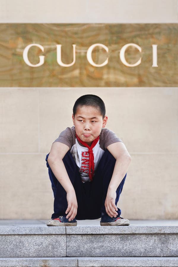 levenslang Onverbiddelijk Tektonisch Hurkende Jongen Voor Een Gucci-winkel, Xian, China Redactionele Stock Foto  - Image of buiten, gucci: 91247333