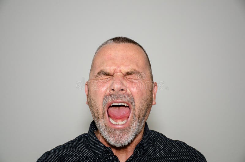 Hurlement d'une cinquantaine d'années fâché frustrant d'homme images libres de droits Hurlement d'une cinquantaine d'années fâché frustrant d'homme images libres de droits
