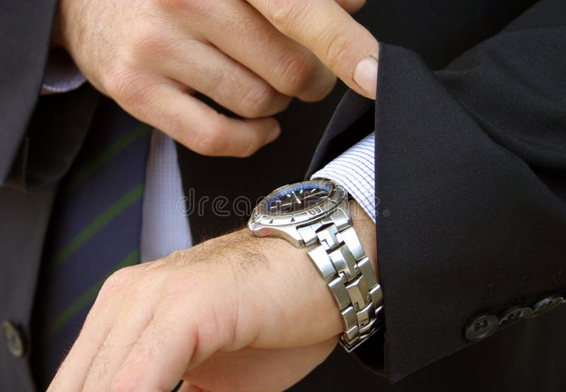 Imprenditore controllando il suo orologio.