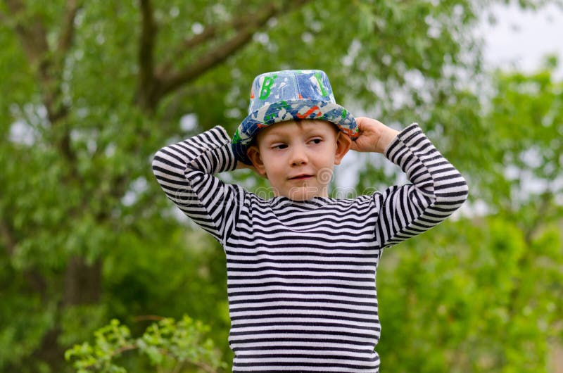 Hurtig macho pys i en färgrik moderiktig hatt royaltyfria bilder Hurtig macho pys i en färgrik moderiktig hatt royaltyfria bilder