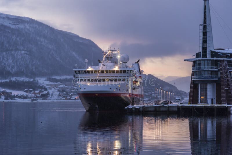 Hurtigruten-Schiff M/S Spitzbergen festgemachtes Tromsø stockfoto Hurtigruten-Schiff M/S Spitzbergen festgemachtes Tromsø stockfoto