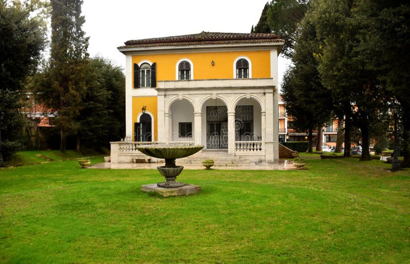 Hus för romersk stil och trädgård, Italien royaltyfria bilder Hus för romersk stil och trädgård, Italien royaltyfria bilder