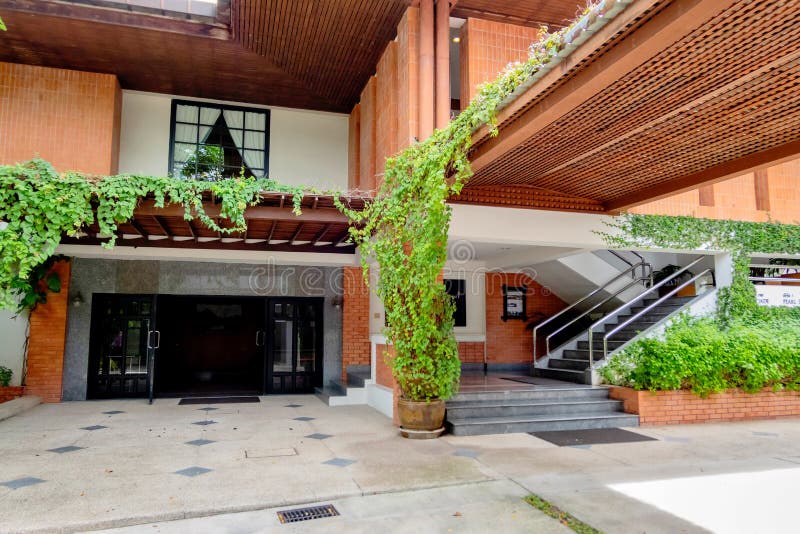 Hus för röd tegelsten med exponeringsglasdörren och trappa med modern achitecture i Bangkok, Thailand September 30, 2017 royaltyfri foto Hus för röd tegelsten med exponeringsglasdörren och trappa med modern achitecture i Bangkok, Thailand September 30, 2017 royaltyfri foto