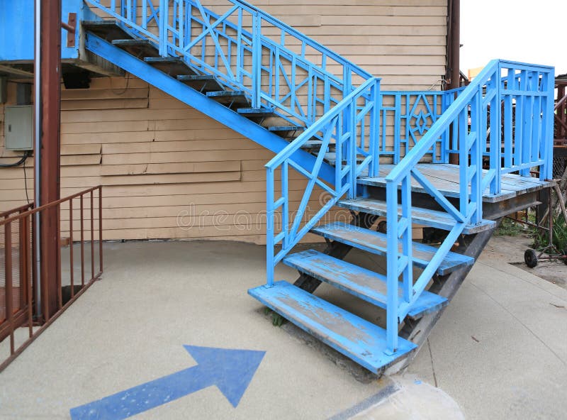 Hus för trappa för gammal stil träupp till arkivbild Hus för trappa för gammal stil träupp till arkivbild