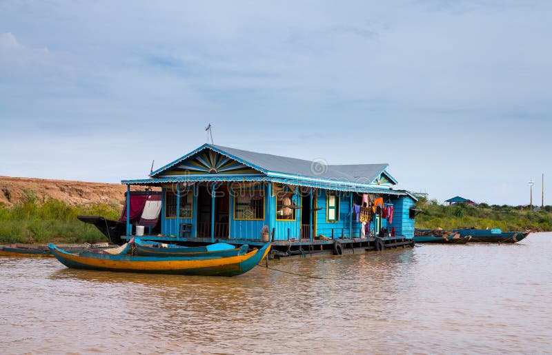 Hus på styltor på laken Tonle underminerar Cambodja royaltyfri bild Hus på styltor på laken Tonle underminerar Cambodja royaltyfri bild