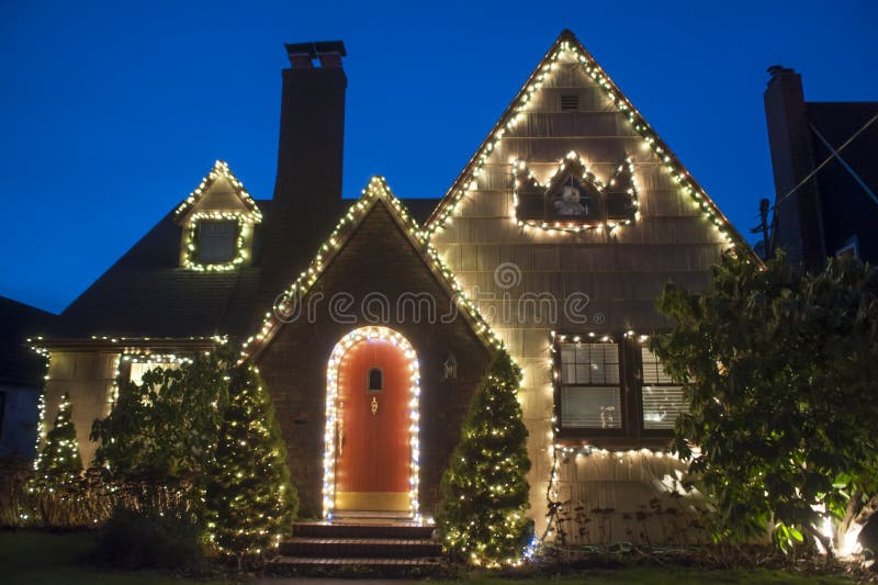 Hus som dekoreras för jul