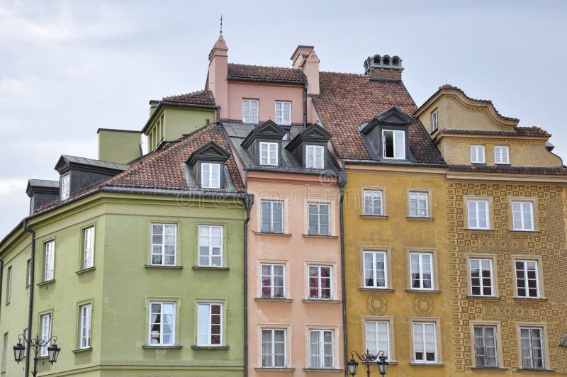 Hus som lokaliseras i Warszawa slottfyrkant royaltyfri foto Hus som lokaliseras i Warszawa slottfyrkant royaltyfri foto