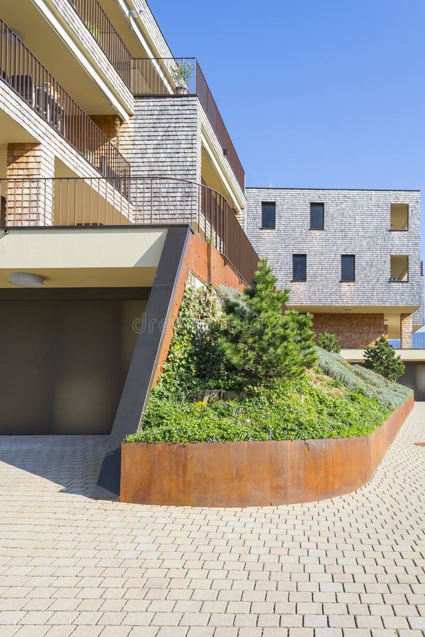 Hus Trädgård som inskrivas i arkitekturen landskap arkivfoto Hus Trädgård som inskrivas i arkitekturen landskap arkivfoto
