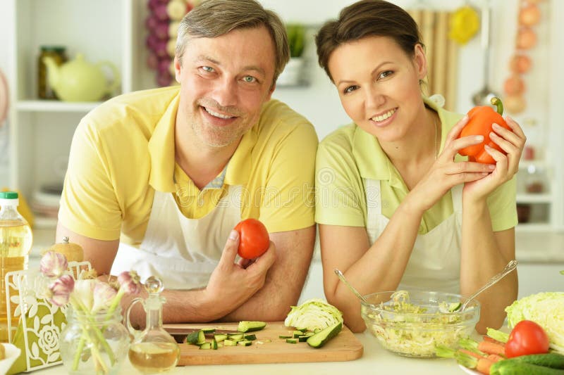 Семья на кухне. Wife Cooking. Фото мужа и жены кисель. Wife Cooking stock Footage.