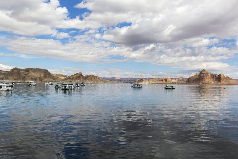Husbåtar på en nedgångdag på sjön Powell - Arizona/Utah arkivbilder Husbåtar på en nedgångdag på sjön Powell - Arizona/Utah arkivbilder