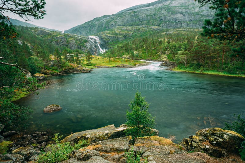 Husedalen - vallée des cascades Norvège géant photo libre de droits Husedalen - vallée des cascades Norvège géant photo libre de droits
