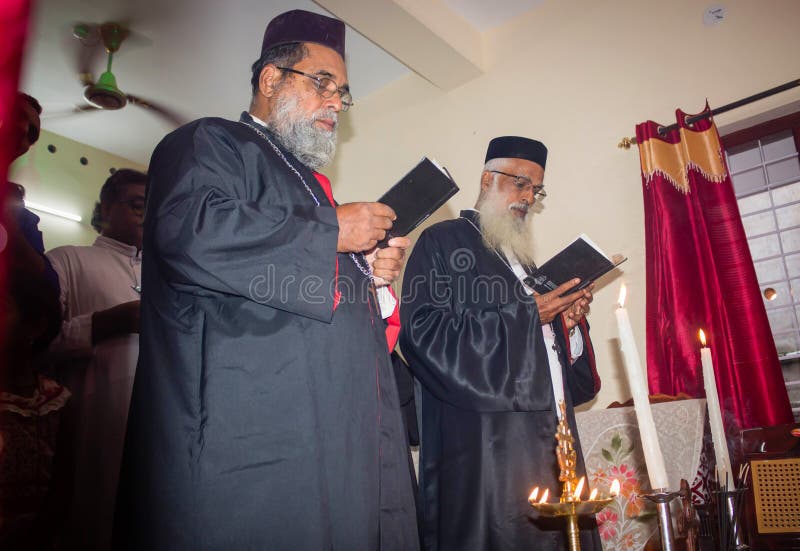 Husvärmeritualer i Kerala Malankara den ortodoxa kyrkan - präster ber för huset arkivbilder Husvärmeritualer i Kerala Malankara den ortodoxa kyrkan - präster ber för huset arkivbilder
