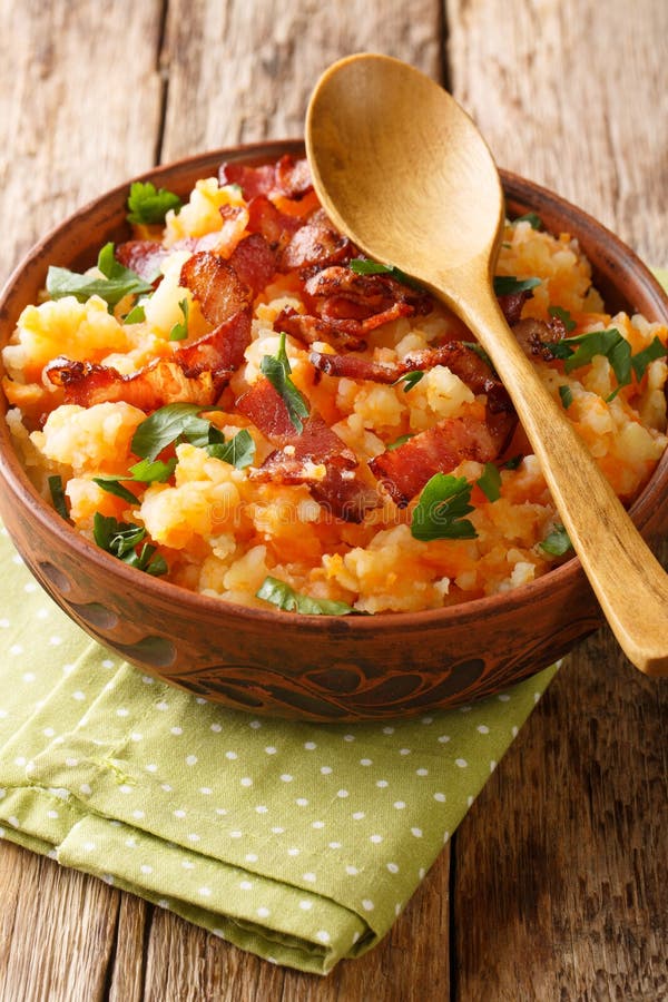 Premium Photo  Dutch hutspot - dish of boiled and mashed potatoes, carrots  and onions. traditional dutch cuisine.