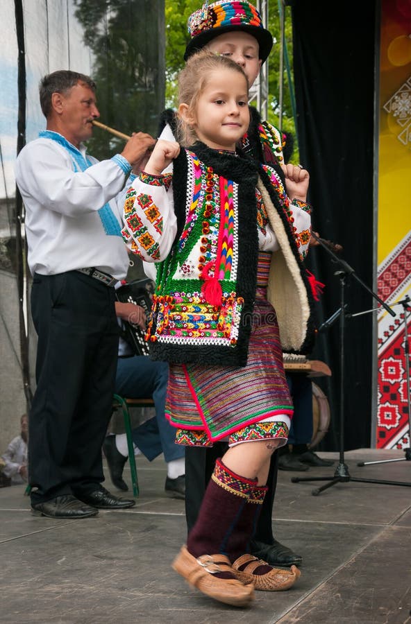 Hutsuly in den Volkskostümen Ukrainische Leute in den traditionellen Kostümen am Feiertag stockfotografie Hutsuly in den Volkskostümen Ukrainische Leute in den traditionellen Kostümen am Feiertag stockfotografie