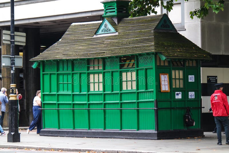 A green cabmens taxi hut on Northumberland Ave, by the Embankment, in London. Traditional used by taxi cab drivers for refreshments and resting. A green cabmens taxi hut on Northumberland Ave, by the Embankment, in London. Traditional used by taxi cab drivers for refreshments and resting.
