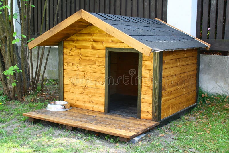 Hutte de chien dans le jardin photo libre de droits Hutte de chien dans le jardin photo libre de droits