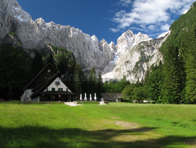 Hutte de montagne des DOM v Tamarju dans les Alpes juliens photos libres de droits Hutte de montagne des DOM v Tamarju dans les Alpes juliens photos libres de droits
