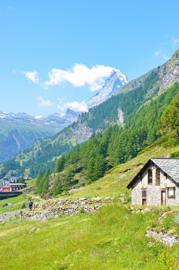 Hutte traditionnelle de montagne dans les Alpes suisses près de Zermatt pittoresque, Suisse Montagne célèbre de Matterhorn à l'ar photos stock Hutte traditionnelle de montagne dans les Alpes suisses près de Zermatt pittoresque, Suisse Montagne célèbre de Matterhorn à l'ar photos stock