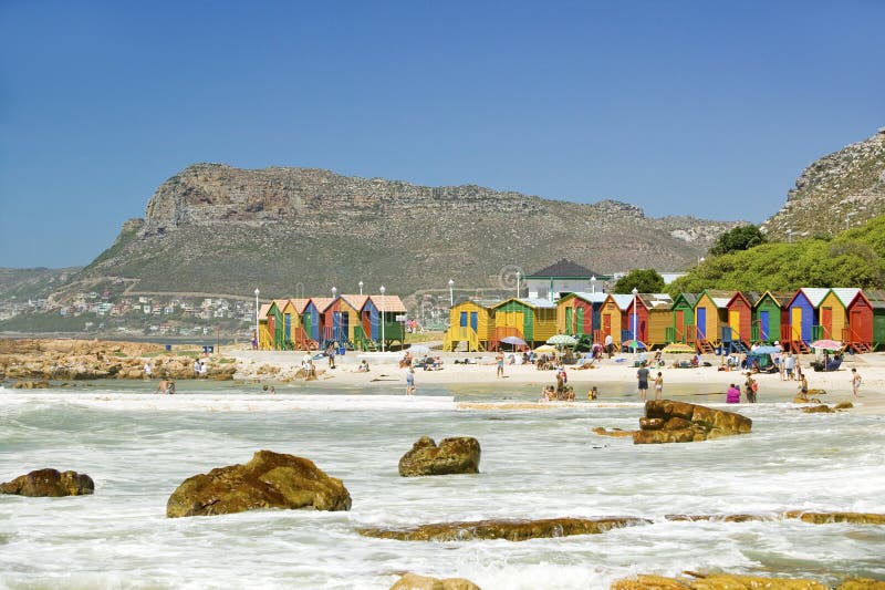 Huttes de couleur crayon lumineuses de plage chez St James, baie fausse sur l'Océan Indien, en dehors de Cape Town, l'Afrique du images libres de droits Huttes de couleur crayon lumineuses de plage chez St James, baie fausse sur l'Océan Indien, en dehors de Cape Town, l'Afrique du images libres de droits