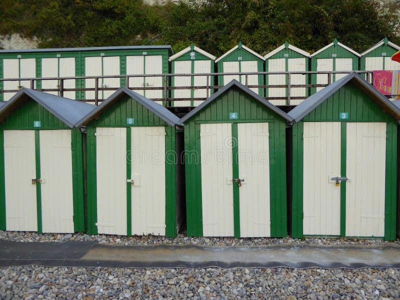 Huttes vertes et blanches de plage image libre de droits Huttes vertes et blanches de plage image libre de droits