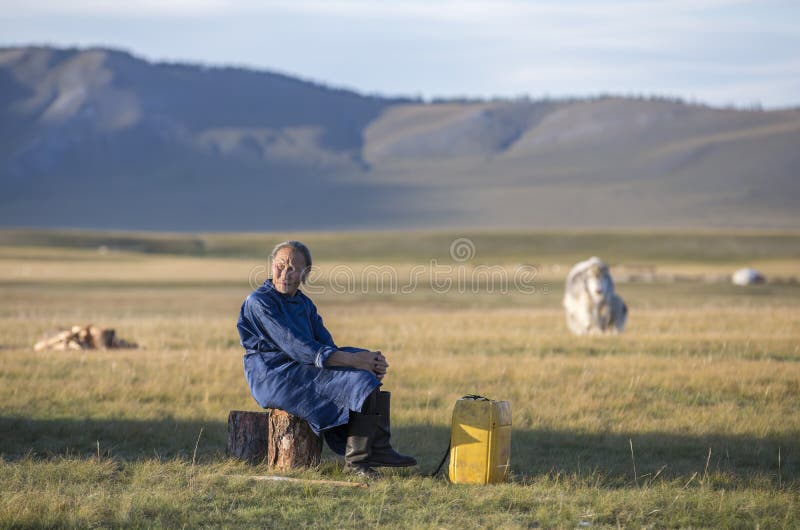 Huvsgul, Mongolië, 6 September, 2017: het Mongoolse vrouw rusten royalty-vrije stock fotografie Huvsgul, Mongolië, 6 September, 2017: het Mongoolse vrouw rusten royalty-vrije stock fotografie