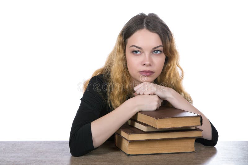 Huvudet av en flicka ligger på en hög av böcker arkivfoto Huvudet av en flicka ligger på en hög av böcker arkivfoto