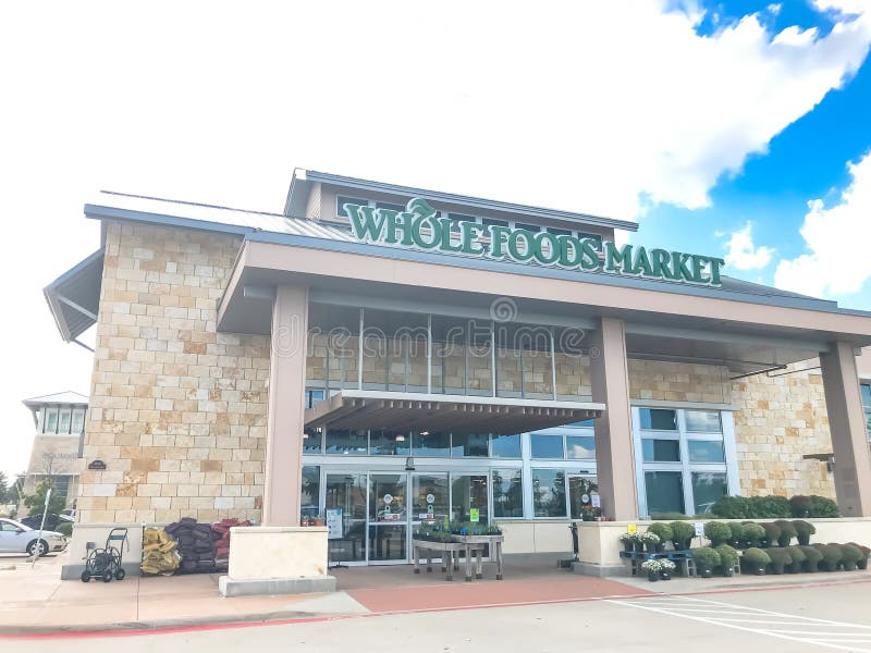 HIGHLAND VILLAGE, TX, US-OCT 2, 2019: Entrance to Whole Foods store at Highland Village, a suburb of Dallas. They sell products free from hydrogenated fats and artificial colors, flavors, and preservatives. HIGHLAND VILLAGE, TX, US-OCT 2, 2019: Entrance to Whole Foods store at Highland Village, a suburb of Dallas. They sell products free from hydrogenated fats and artificial colors, flavors, and preservatives