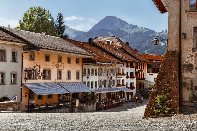 Huvudsaklig fyrkant - Gruyeres - Schweiz royaltyfri foto Huvudsaklig fyrkant - Gruyeres - Schweiz royaltyfri foto