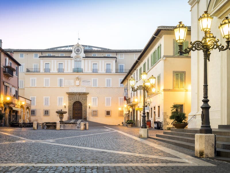 Huvudsaklig fyrkant i Castel Gandolfo, pope& x27; s-sommaruppehåll arkivfoto Huvudsaklig fyrkant i Castel Gandolfo, pope& x27; s-sommaruppehåll arkivfoto