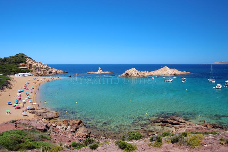 Huvudsaklig sikt av Pregonda strand, en av de mest härliga fläckarna i Menorca, Balearic Island, Spanien royaltyfria bilder