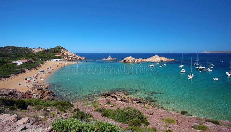 Huvudsaklig sikt av Pregonda strand, en av de mest härliga fläckarna i Menorca, Balearic Island, Spanien royaltyfri fotografi