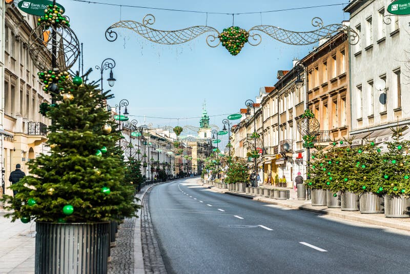 Huvudsaklig trendig gata av Warszawa med jul royaltyfria foton Huvudsaklig trendig gata av Warszawa med jul royaltyfria foton