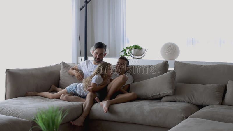 Huvudskottsartig ung ensamstående förälder som omfamnar en liten glad barndotter hemma stock video
