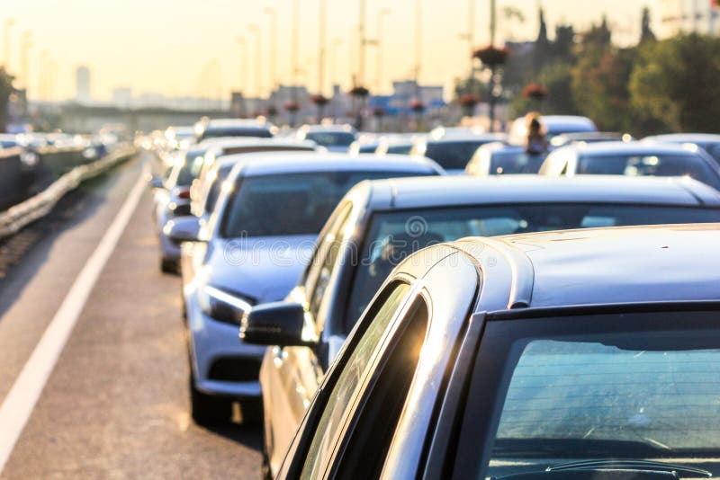 Huvudv?gtrafik p? solnedg?ngen Foto f?r lutandef?rskjutningsbegrepp Trafik i Istanbul, Turkiet arkivbild Huvudv?gtrafik p? solnedg?ngen Foto f?r lutandef?rskjutningsbegrepp Trafik i Istanbul, Turkiet arkivbild