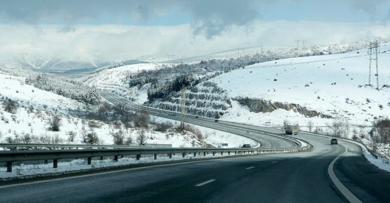 Huvudväg i vinter arkivfoton Huvudväg i vinter arkivfoton