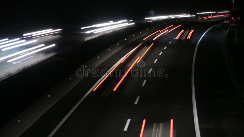 Huvudvägtrafikbilar på nattetidschackningsperioden 4k