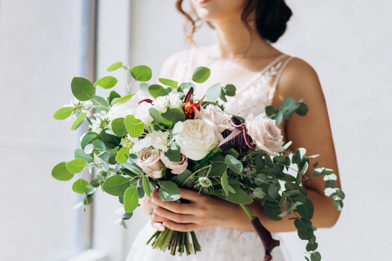 Huwelijk floristry in de handen van de bruid stock fotografie Huwelijk floristry in de handen van de bruid stock fotografie