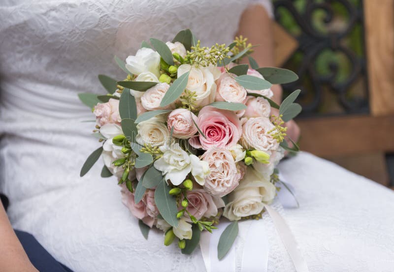 Attent discretie verliezen Huwelijksboeket Van Roze Rozen Op De Overlapping Van De Bruid in Een Witte  Kleding Stock Foto - Image of bloemen, huwelijk: 136179236