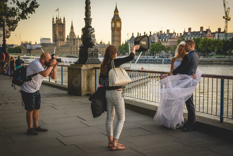 Huwelijksfoto die op de Zuidenbank schieten in Londen het UK Juli 2017 royalty-vrije stock fotografie Huwelijksfoto die op de Zuidenbank schieten in Londen het UK Juli 2017 royalty-vrije stock fotografie