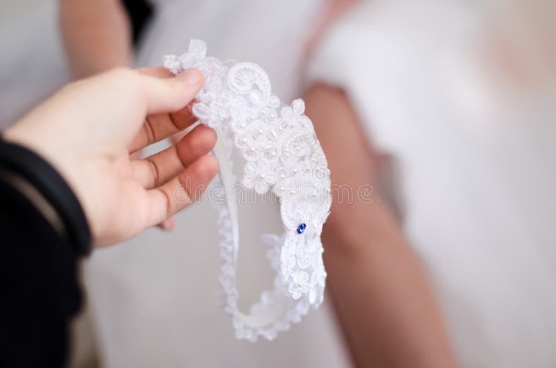 Huwelijkskouseband met een blauw bergkristal stock foto's Huwelijkskouseband met een blauw bergkristal stock foto's