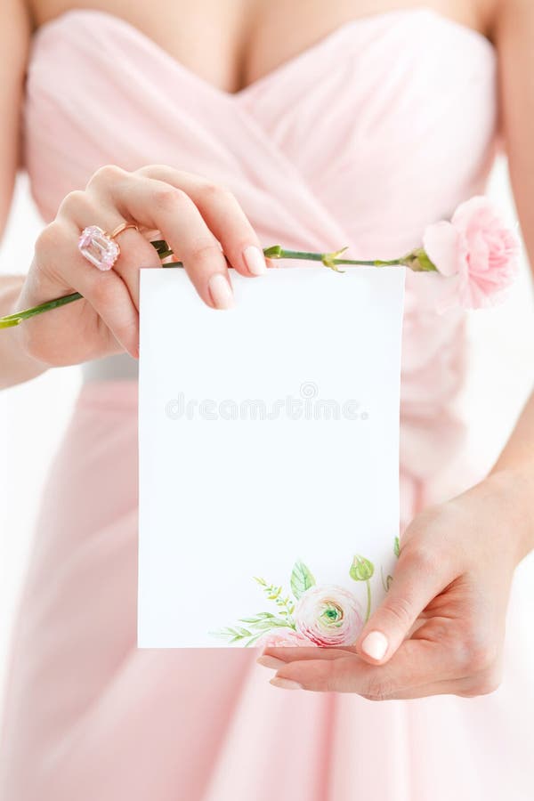 Huwelijkspolygraphy Uitnodiging in de handen van vrouwen royalty-vrije stock afbeelding Huwelijkspolygraphy Uitnodiging in de handen van vrouwen royalty-vrije stock afbeelding
