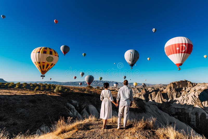Huwelijksreis Wittebroodswekenreis Paar in liefde onder ballons Een kerel stelt aan een meisje voor Paar in liefde in Cappadocia royalty-vrije stock afbeeldingen Huwelijksreis Wittebroodswekenreis Paar in liefde onder ballons Een kerel stelt aan een meisje voor Paar in liefde in Cappadocia royalty-vrije stock afbeeldingen
