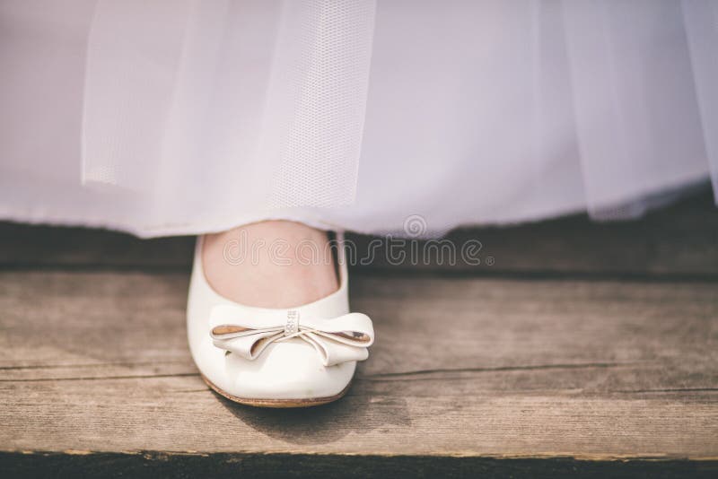Huwelijksschoenen met bereik van een bruid royalty-vrije stock afbeelding Huwelijksschoenen met bereik van een bruid royalty-vrije stock afbeelding